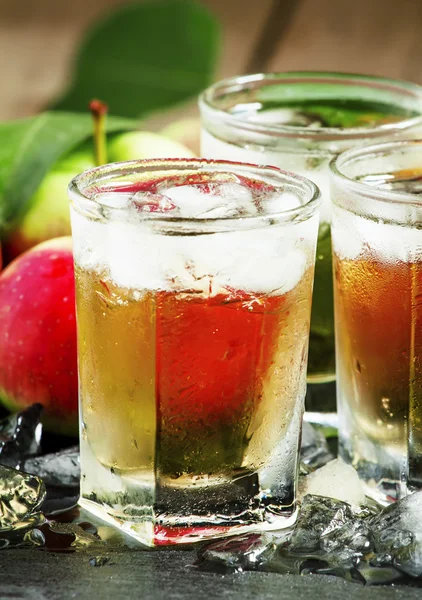 Fresco zumo de manzana refrescante — Foto de Stock