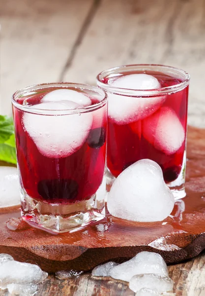 Красный ягодный сок со льдом в форме сердец — стоковое фото