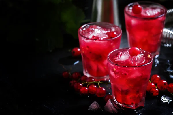 Czerwona porzeczka pić z lodem — Zdjęcie stockowe