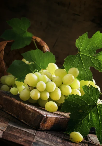 Зелений виноград з листям, вінтажний дерев'яний фон — стокове фото
