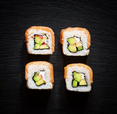 somon ve avokado ile rulo