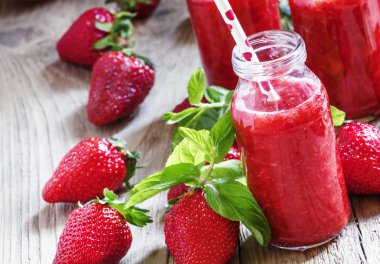 Çilek ve nane kokteyli