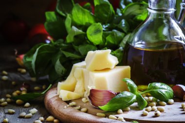 İtalyan baharat, ot, peynir ve zeytin yağı