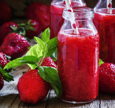 Çilek ve nane kokteyli