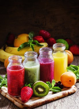 Meyve smoothies cam şişelerde