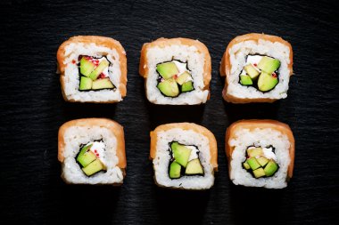 somon ve avokado ile rulo