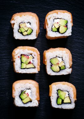 somon ve avokado ile rulo