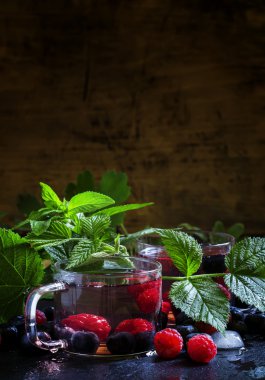 Orman meyveleri ve yaprakları ile soğuk yeşil çay