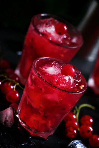 Bebida de grosella roja con hielo —  Fotos de Stock