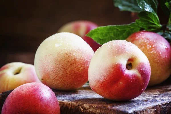 Small nectarines on the table — Stock Photo, Image
