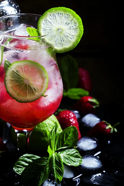 Erdbeer-Limetten-Limonade — Stockfoto
