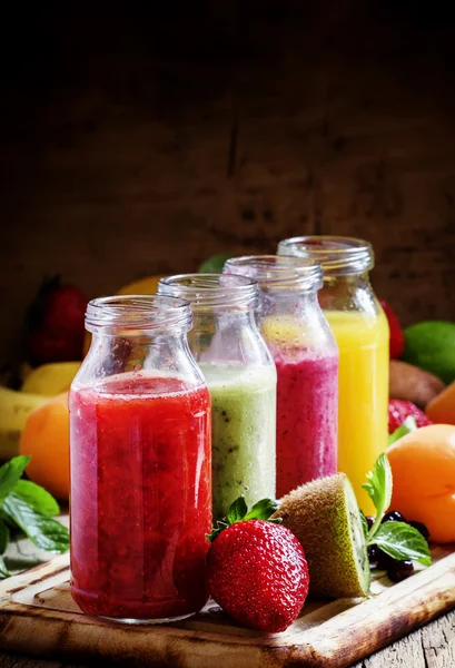 Gyümölcs smoothies üvegek — Stock Fotó