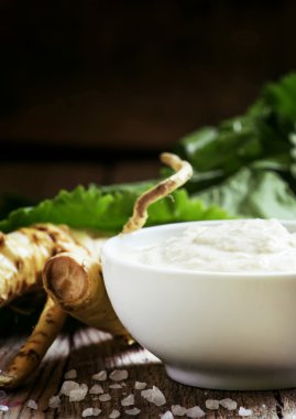 Kara turp, beyaz bir kase yemek için acı sos