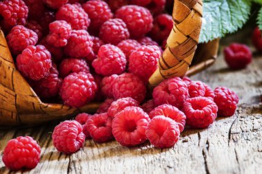 Hasır sepet içinde taze frambuaz