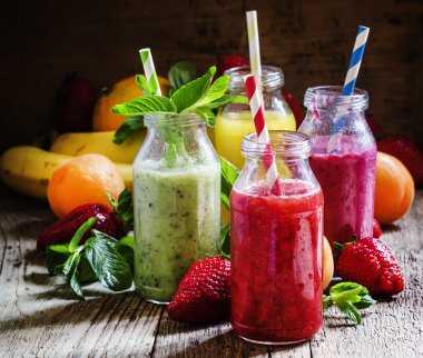 Meyve smoothies cam şişelerde