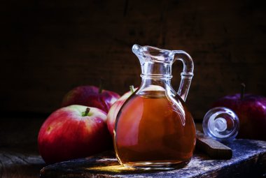 Elma sirkesi içinde cam sürahi