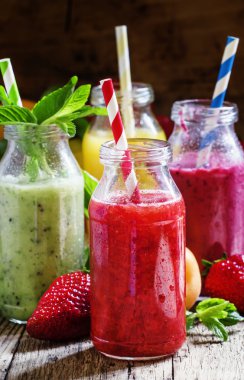 Meyve smoothies cam şişelerde