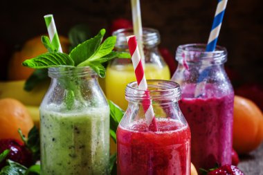 Meyve smoothies cam şişelerde