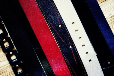 Çok renkli deri kemerler