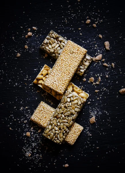 Sementes de sésamo, girassol e amendoim em caramelo — Fotografia de Stock