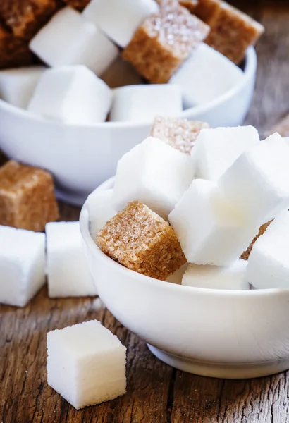 Bucăți de zahăr alb și brun — Fotografie, imagine de stoc