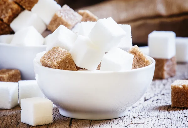 Trozos de azúcar blanco y moreno — Foto de Stock