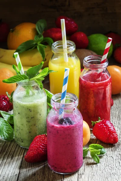 Batidos de frutas em garrafas de vidro — Fotografia de Stock