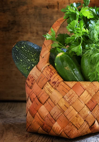 Groene courgette in een rieten mand — Stockfoto
