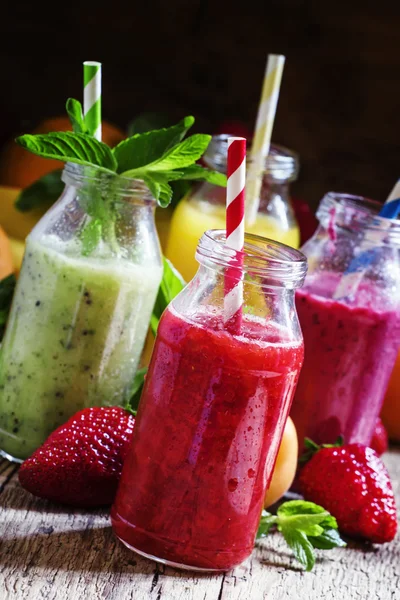 Batidos de frutas em garrafas de vidro — Fotografia de Stock