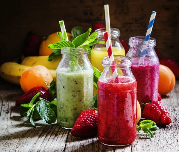 Batidos de frutas en botellas de vidrio —  Fotos de Stock