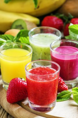 Taze meyve ve meyve smoothies sıkılmış