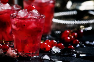 Rosso berry kazası, alkollü kokteyl kırmızı kuş üzümü ile