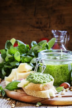 Bruschetta pesto ile