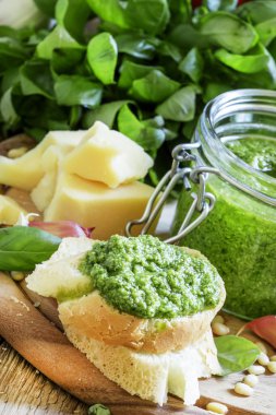 Bruschetta pesto ile