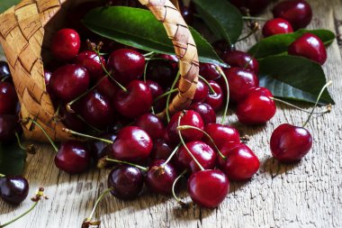 Sepette kırmızı kirazlar