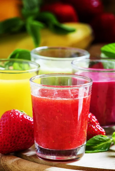 Frutas e bagas smoothies recentemente espremidos — Fotografia de Stock