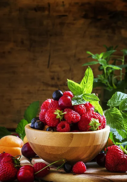 Summer fruits and berries — Stock Photo, Image