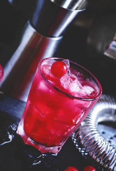 Crash mit Rosso Beere, alkoholischer Cocktail mit roten Johannisbeeren — Stockfoto