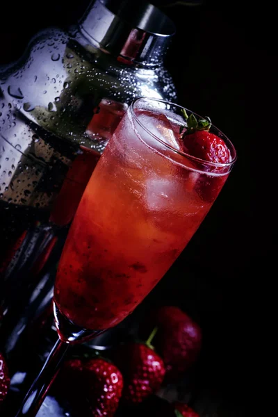 Alkoholické koktejly s bílým vínem a jahody — Stock fotografie