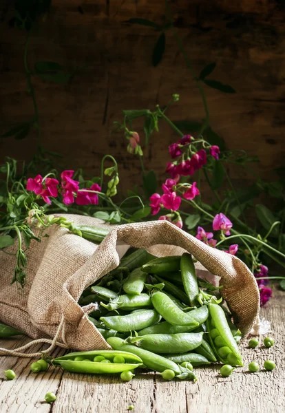 Grüne Erbsen, selektiver Fokus — Stockfoto