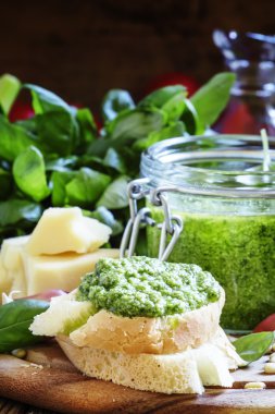 Bruschetta pesto ile