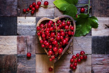 Kalp şeklinde kase kırmızı kuş üzümü 