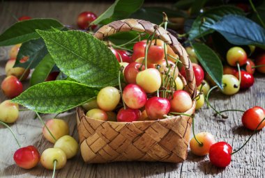 Hasır sepet içinde sarı kiraz 