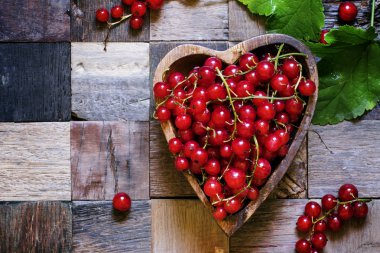 Kalp şeklinde kase kırmızı kuş üzümü 