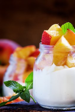 Tatlı tatlı şeftali ile