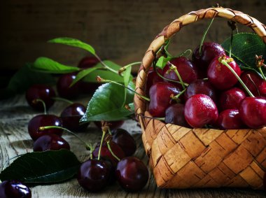 Sepet içinde kestane kiraz