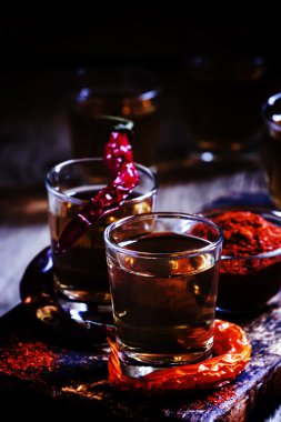 Biber votka, karanlık vintage ahşap arka plan