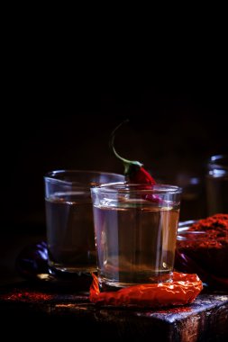 Biber votka, karanlık vintage ahşap arka plan