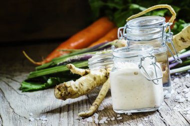 Bir cam kavanoza rendelenmiş horseradish