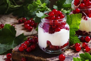 Şekerli tatlı kırmızı kuş üzümü ile